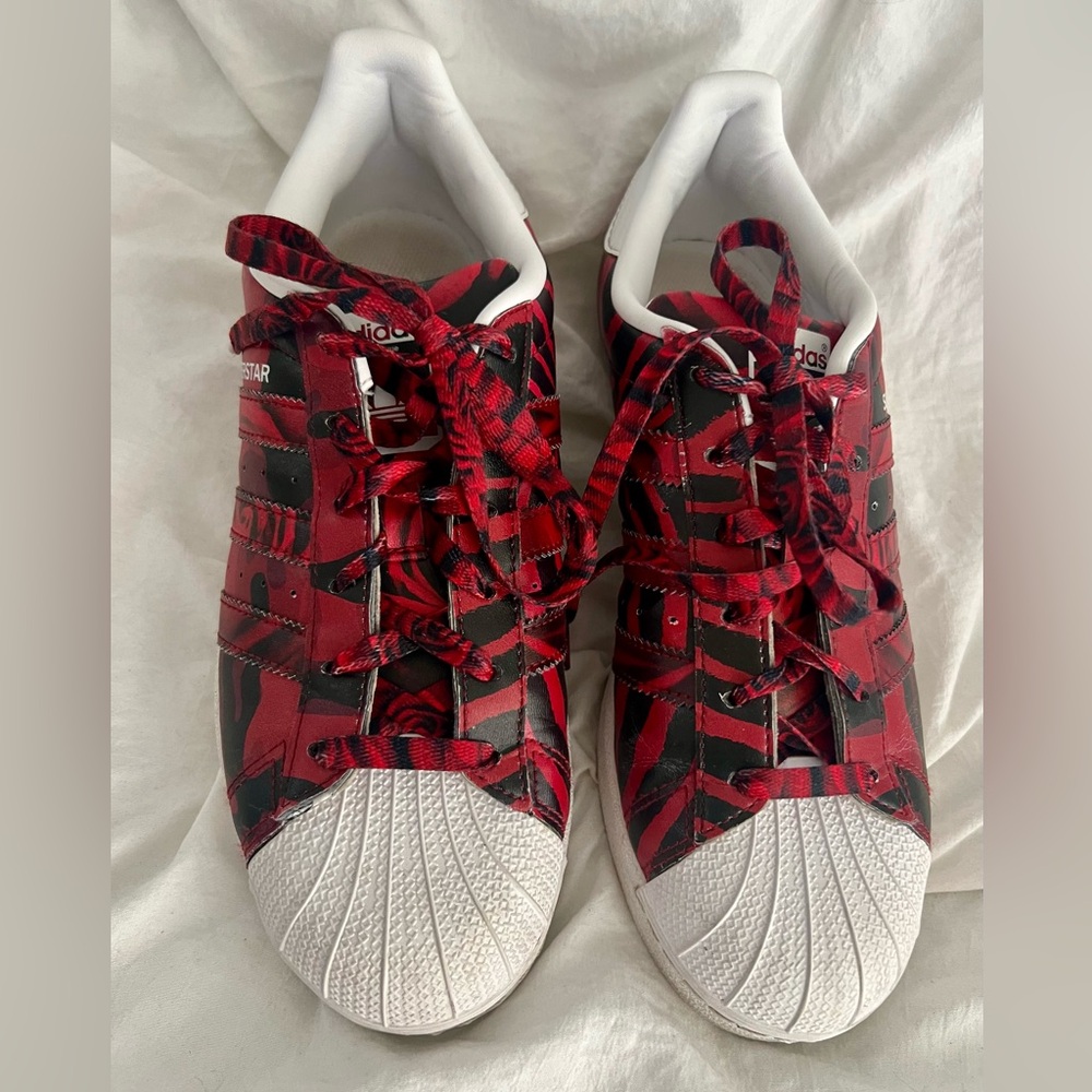 👑✅PRICE FIRM✅ Limited Edition🔥🔥🔥 Red Camo Rose Adidas Superstar - Picture 4 of 16